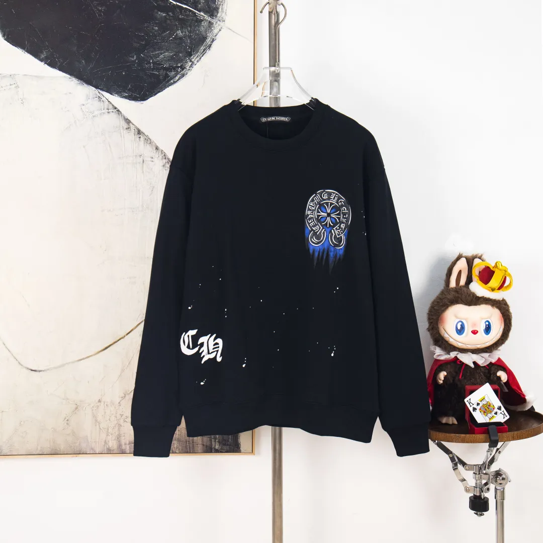 P280 zp version [exclusive supply] Chrome Hearts/Cro Heart 2025Fw new autumn and winter 420g pullover round neck long-sleeved sweatshirt CH horseshoe print Sanskrit graffiti letter logo embossing process same style for men and women brand classic pure cotton fabric official synchronization high version high quality fashion personality versatile trend pure original quality original fabric hangtag collar label washed wheat three labels complete Color: black white Size: XS S M L No.: YK10715